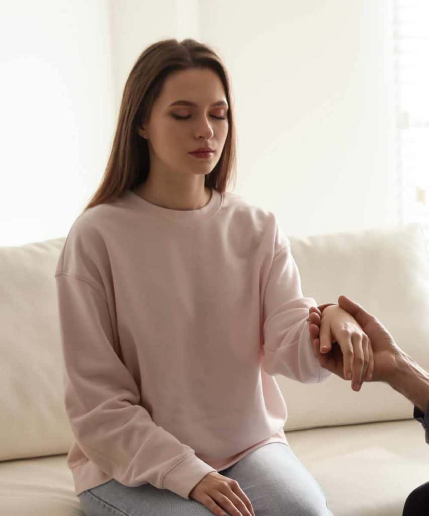 Séance d'hypnose à Maison Synèse, cliente détendue les yeux fermés