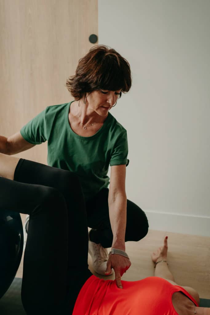 Coach de Maison Synèse guidant une cliente pendant un exercice